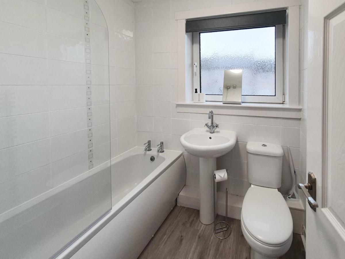 3 Bedroom House Amazon M90 Dunfermline Edinburgh ภายนอก รูปภาพ
